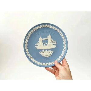 Tower Bridge Jasperware Wedgewood 1975 8" Christmas Plate w/ Original box